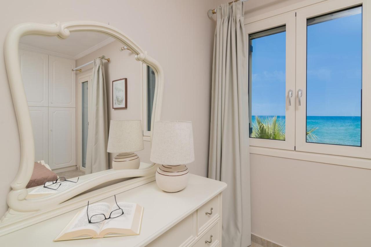Villa Elizabeth - Seafront Classic Villa! 아르가시 외부 사진