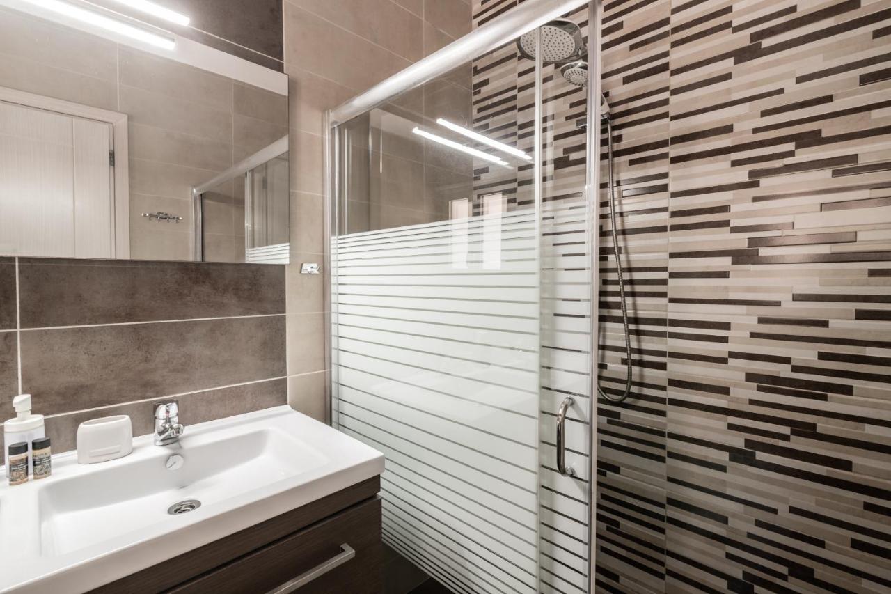 Villa Elizabeth - Seafront Classic Villa! 아르가시 외부 사진